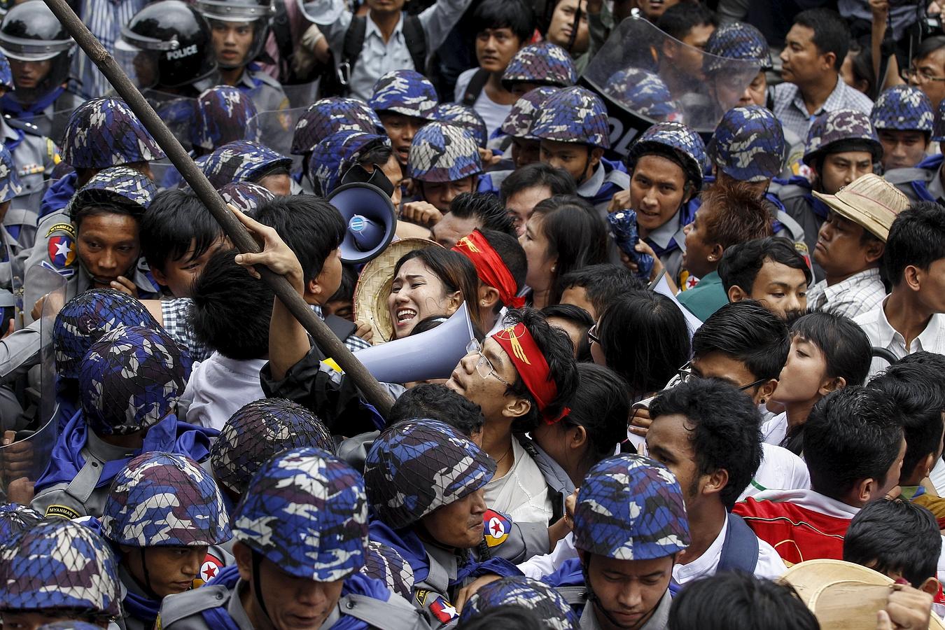 Manifestantes y policías se empujan unos a otros. Durante una protesta en contra de los representantes militares en el parlamento que han sido designados por el comandante en jefe del Ejército, en Yangon.