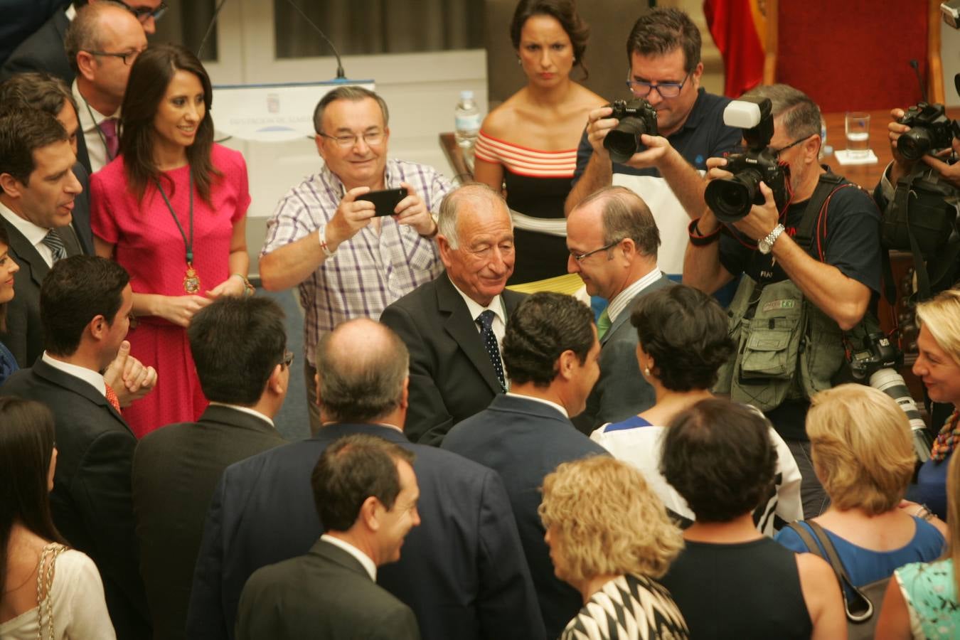 Amat recibe el aplauso del PP en su toma de posesión