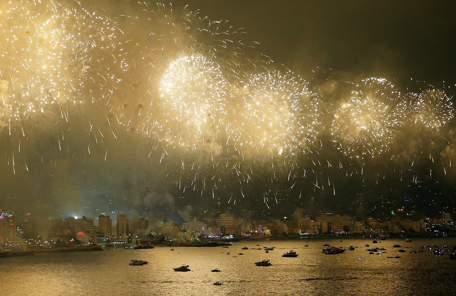 Fuegos artificiales iluminan el cielo de la bahía de Jounieh, al norte de la capital libanesa de Beirut, durante la ceremonia de apertura del Festival Internacional de Jounieh.