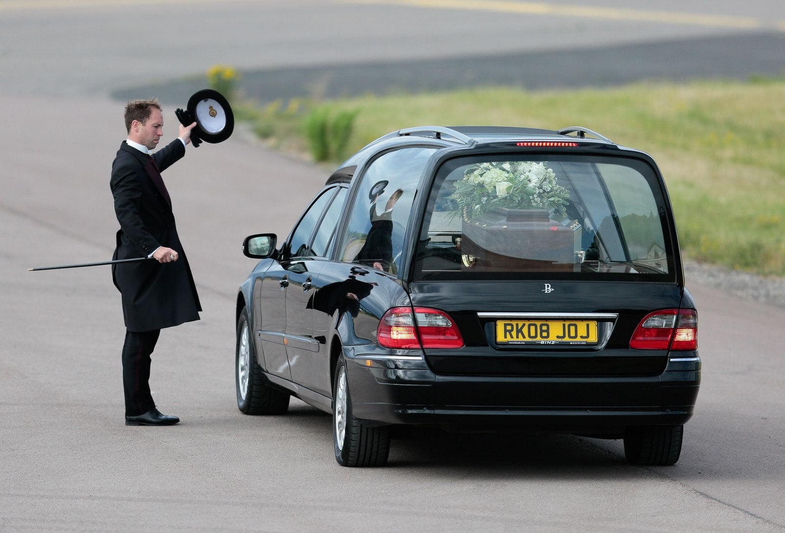 El ataúd de David Thomson en un coche fúnebre en la RAF.