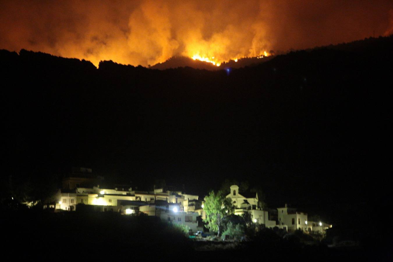 Alerta por un incendio forestal en Gualchos