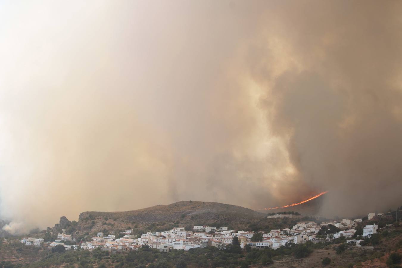 Alerta por un incendio forestal en Gualchos