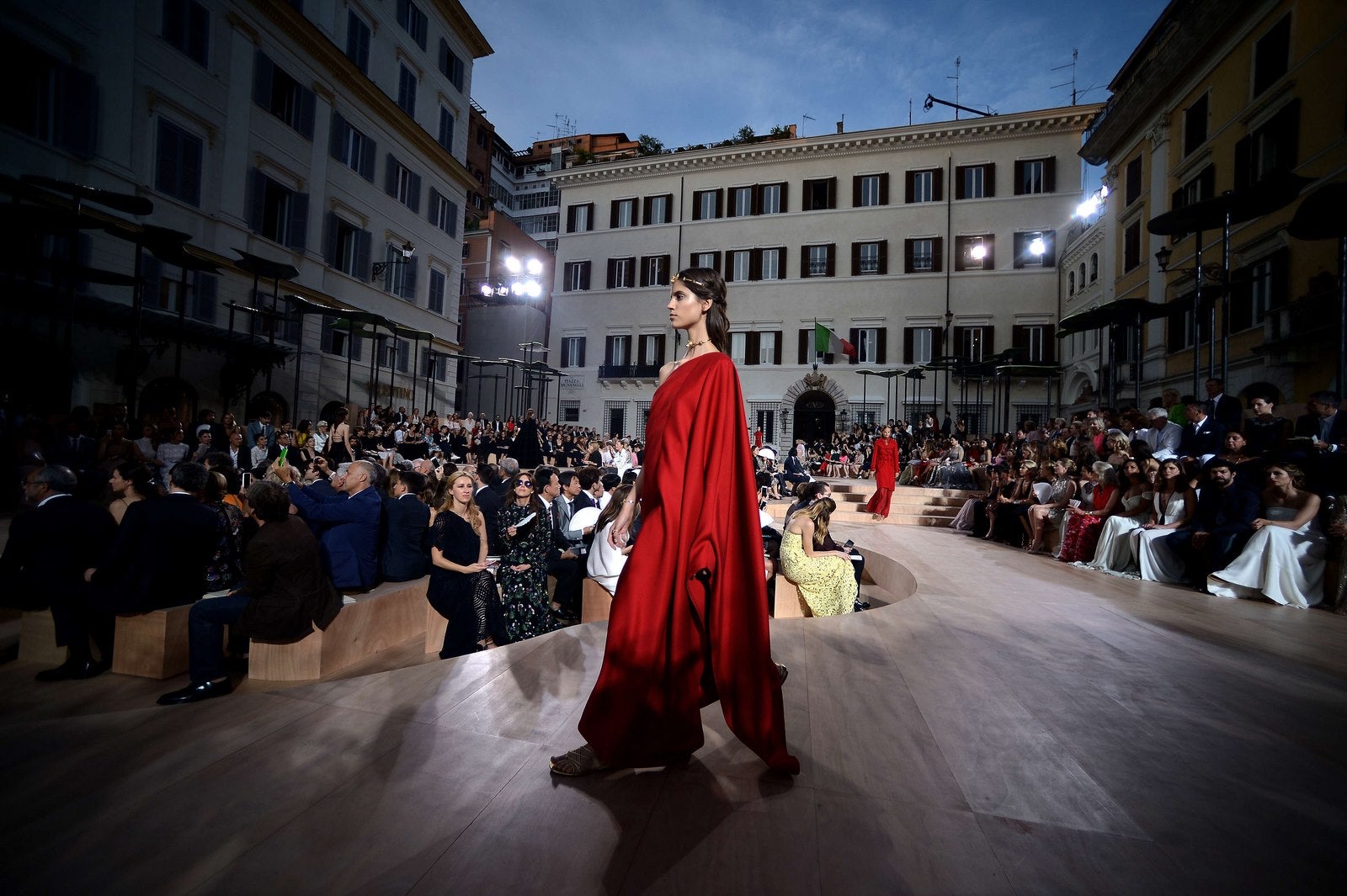 Una modelo presenta una creación de la diseñadora de moda italiana Valentino durante el desfile de moda de alta costura Otoño-Invierno.