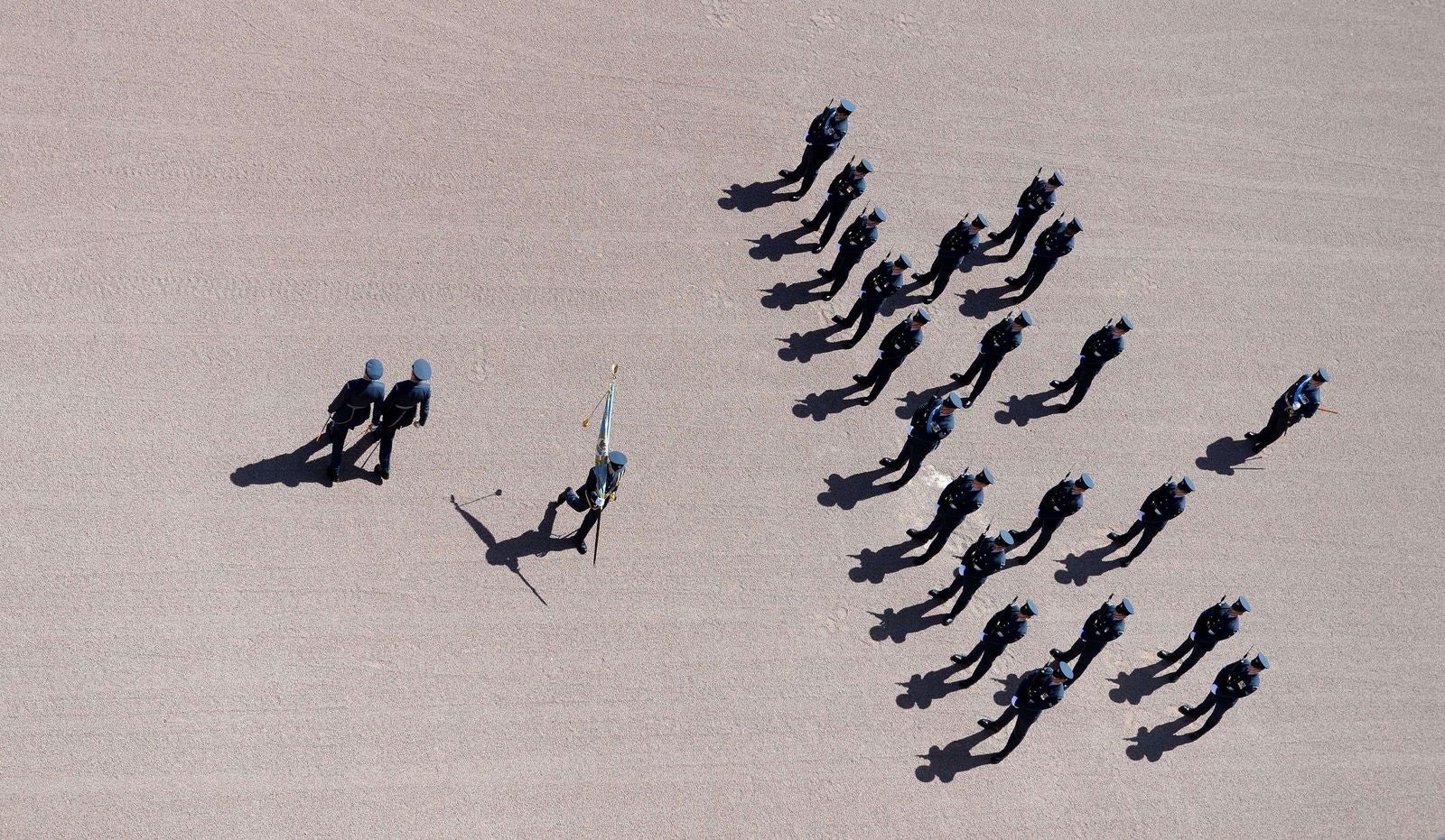 Miembros de la RAF fuera el Palacio de Buckingham para un desfile aéreo de la RAF para conmemorar el 75 aniversario de la Batalla de Inglaterra en Londres.