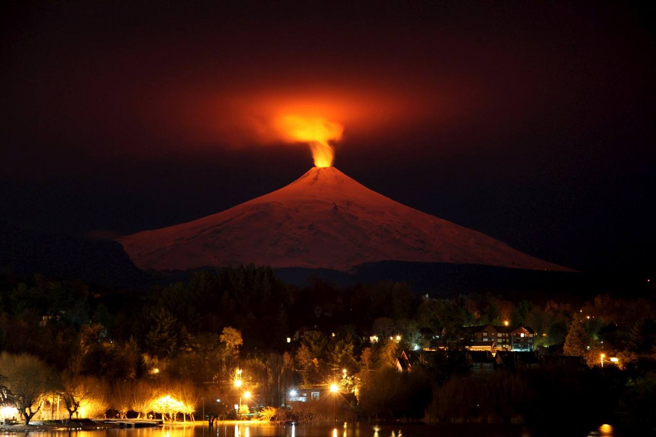 Fotografía nocturna del volcan Villarrica en la ciudad de Pucón. El Villarrica, ubicado cerca de la popular localidad turística de Pucón, es uno de los volcanes más activos de América del Sur.