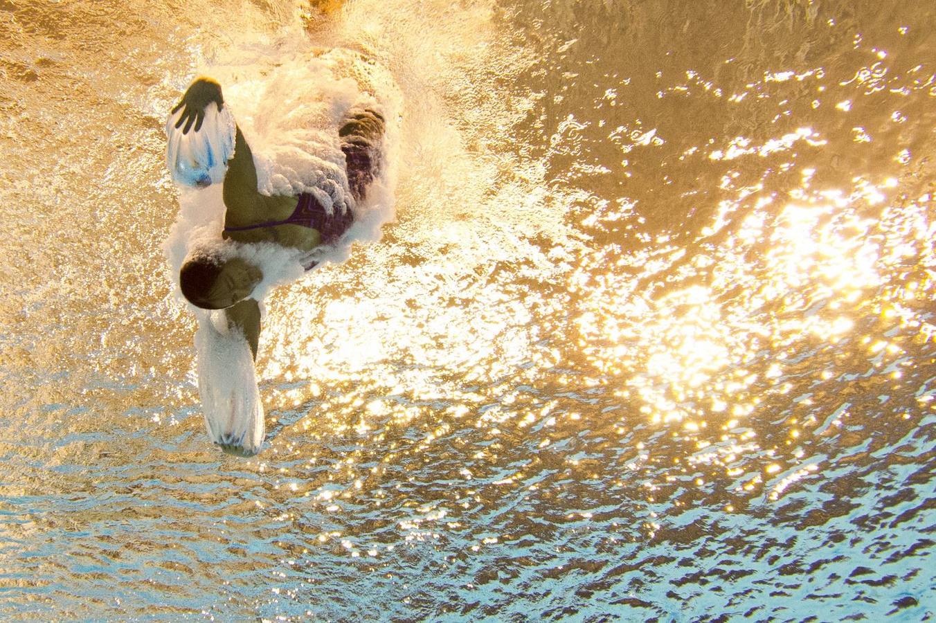 Imagen tomada con una cámara subacuática muestra a Diana Pineda de Colombia que compite en salto Trampolín 3m en los Juegos Panamericanos de Toronto, Canadá.