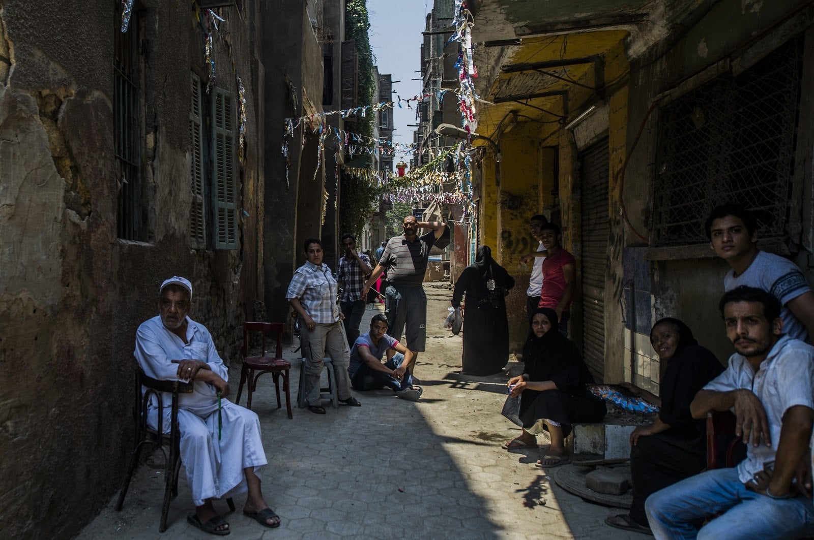 Residentes egipcios de clase obrera en el barrio Bulak Abul Ela de El Cairo, esperan la visita del primer ministro Ibrahim Mahlab.