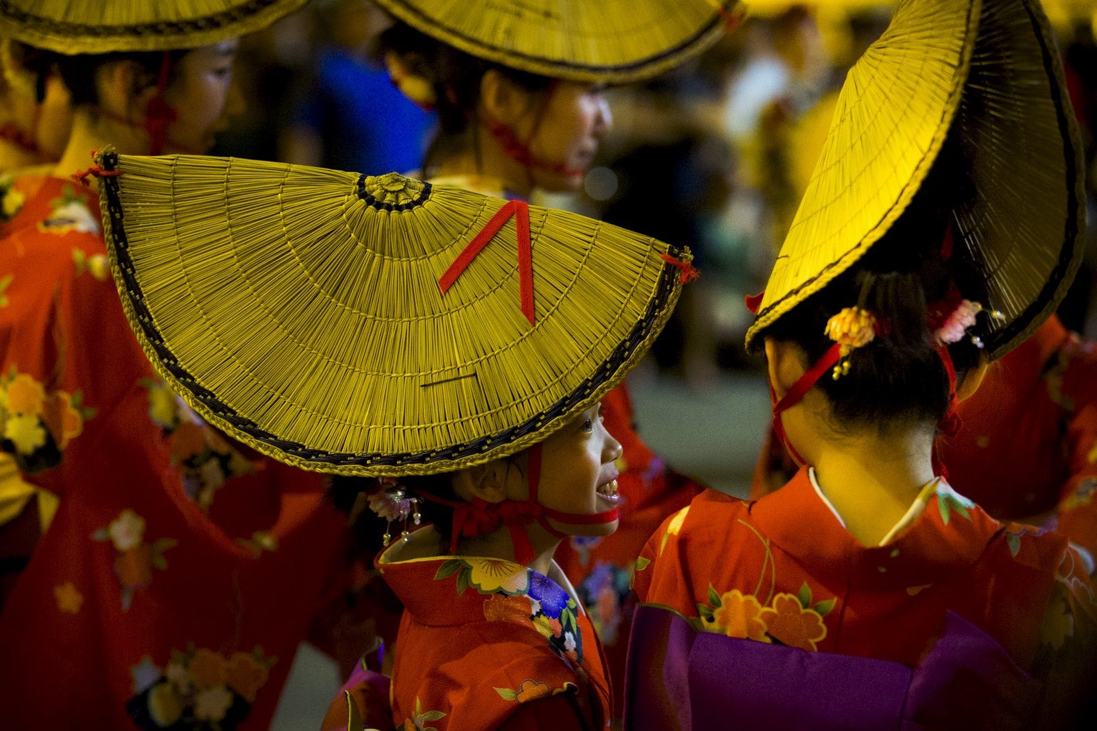 Mujeres y niñas llevan vestidos tradicionales durante el festival anual Mitama en el Santuario Yasukuni en Tokio.