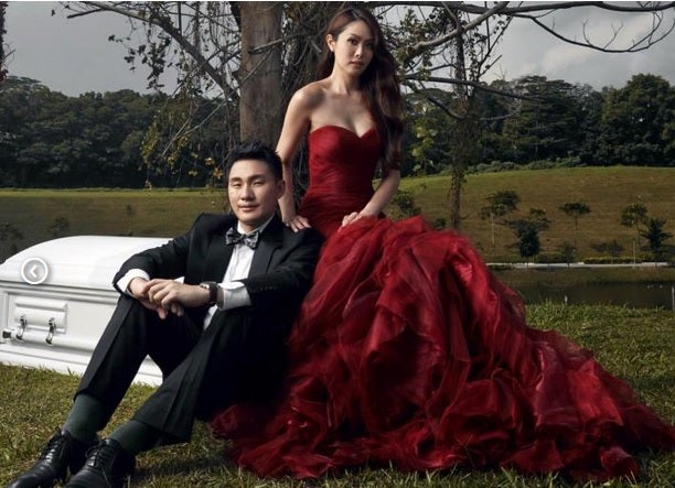 El tétrico álbum de boda de dos enterradores en pleno cementerio