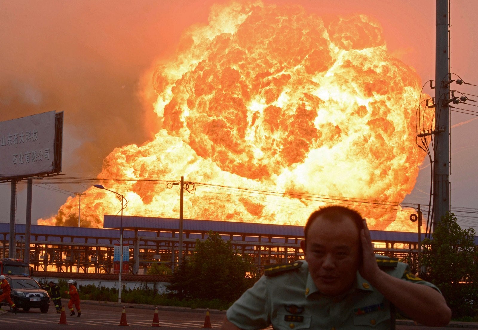 Un policía en la escena de una explosión en una planta química en Rizhao, provincia oriental china de Shandong.