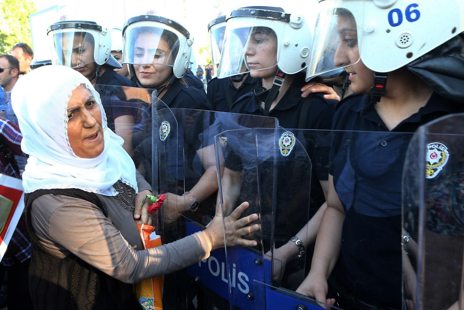 Miembros de las Madres de Paz se enfrentan los agentes de policía durante una protesta contra un ataque suicida.