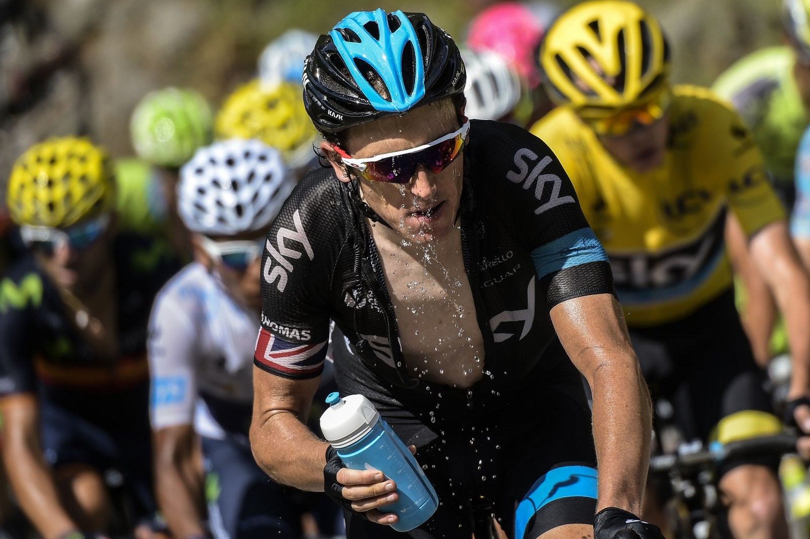 El ciclista británico Geraint Thomas rocía agua en la cara durante la décimo octava etapa de 186,5 km del Tour de Francia.