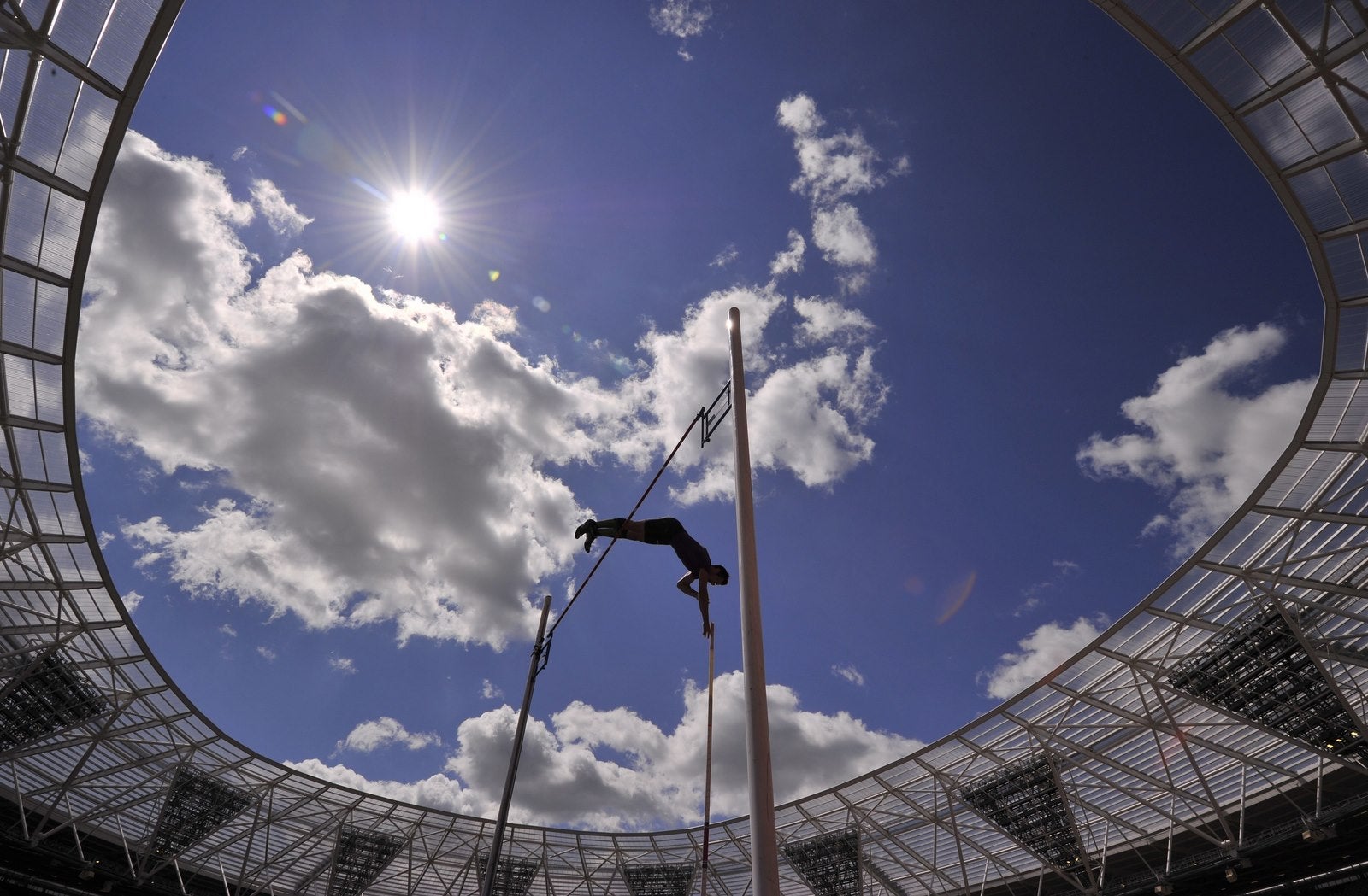 Kevin Menaldo salta durante la prueba de salto con pértiga en la IAAF Diamond League en el estadio Queen Elizabeth Olympic Park en Stratford, al este de Londres.