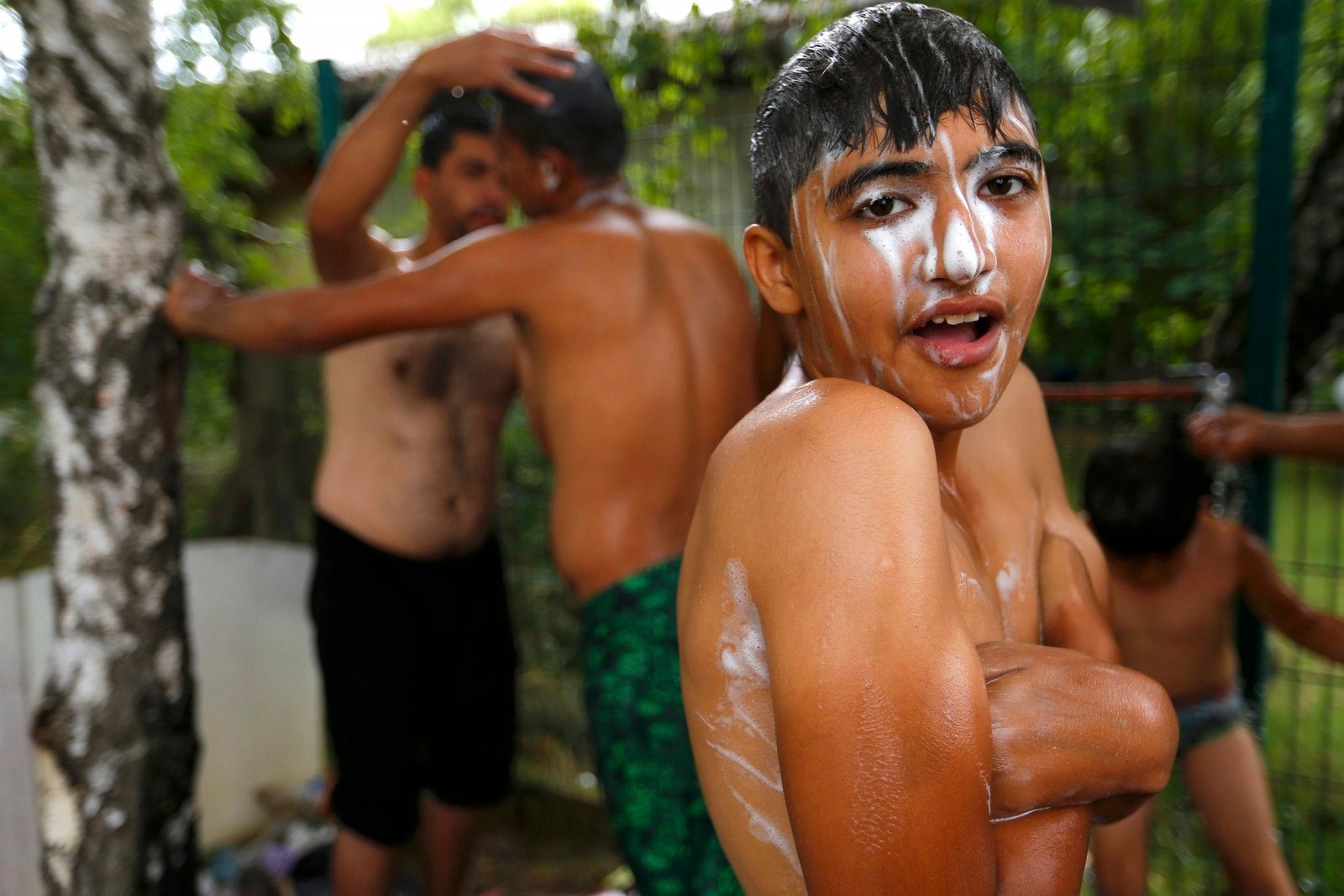 Un inmigrante de Afganistán se lava en un refugio improvisado fuera de una fábrica de ladrillos en Subotica.