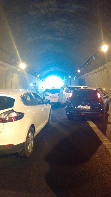 Cortada la A-44 en dirección a Granada por el vuelco de un camión