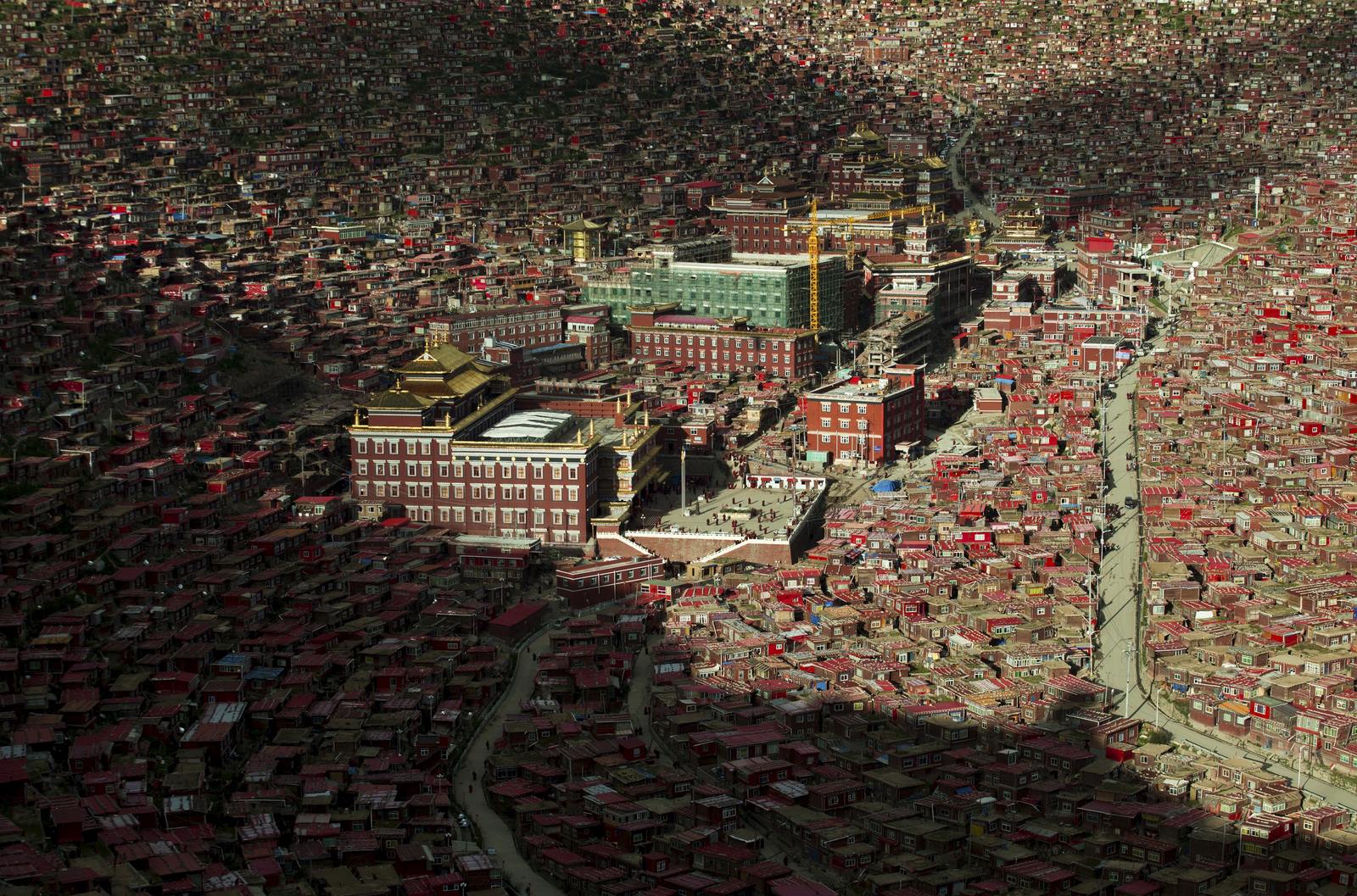 Una vista muestra los asentamientos de Larung Gar en el Condado Sertar de la Prefectura Autónoma Tibetana de Garze, provincia de Sichuan, China.