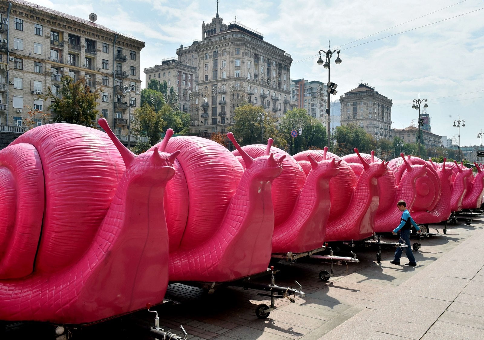 Una fila de remolques en forma de caracoles rosados, bloquear la entrada del ayuntamiento y la oficina de la principal Vitalii Klitschko durante una protesta en Kiev.