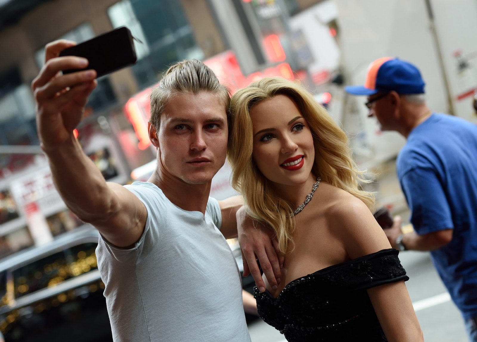 Un modelo se hace un selfie con una figura de cera de la actriz de Hollywood Scarlett Johansson en la calle 42 en Nueva York.