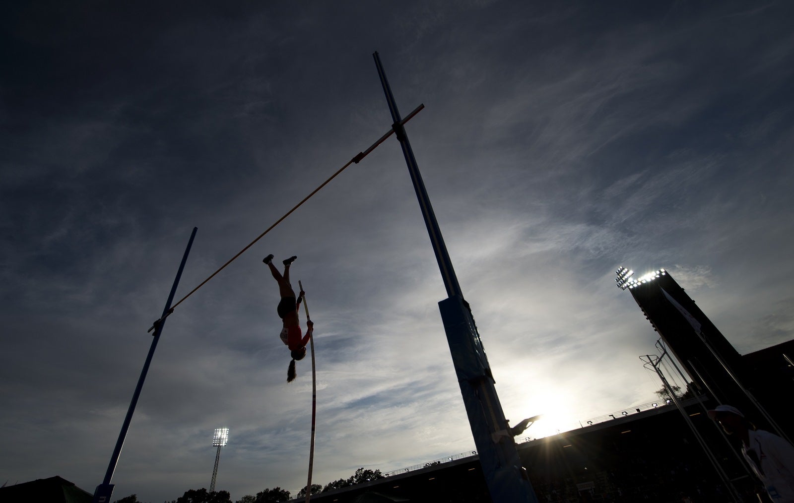 Angelica Bengtsson de Suecia compite en el evento del salto con pértiga en la IAAF Diamond League Bauhaus de Atletismo en el Estadio Olímpico de Estocolmo.