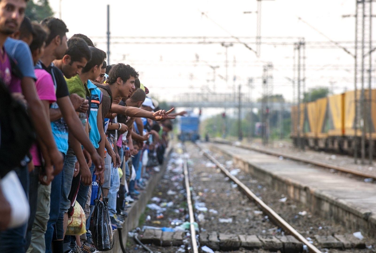 Inmigrantes esperan un tren a Serbia en la ciudad de Gevgelija, en la frontera con Macedonia-Grecia.