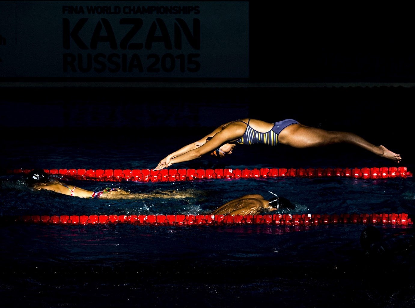 Varios nadadores, durante un calentamiento en los Campeonatos del Mundo de natación disputados en Kazán, Rusia.