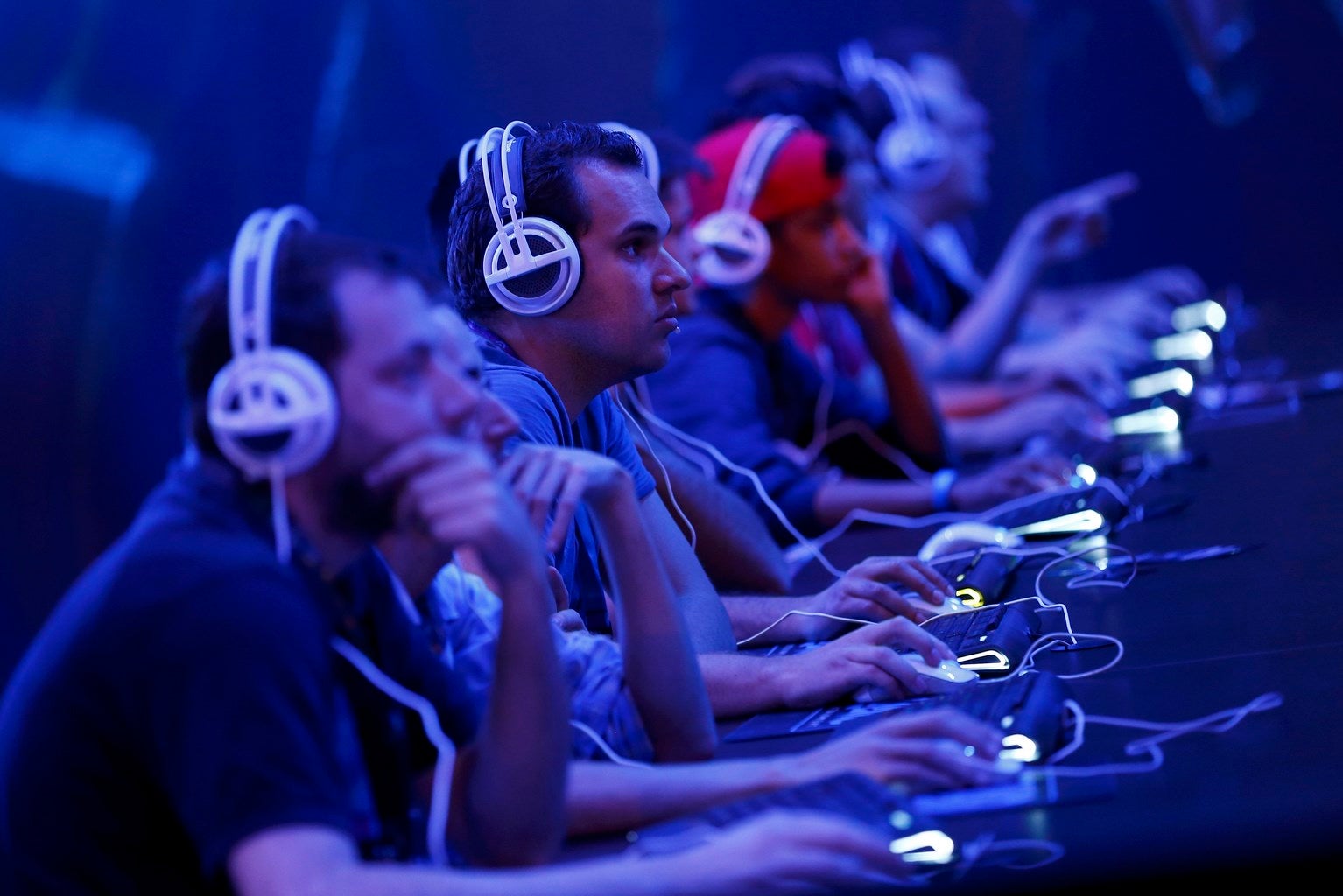 Los jugadores juegan el "StarCraft II", desarrollado por el productor de videojuegos Blizzard Entertainment durante la feria Gamescom 2015 en Colonia, Alemania.