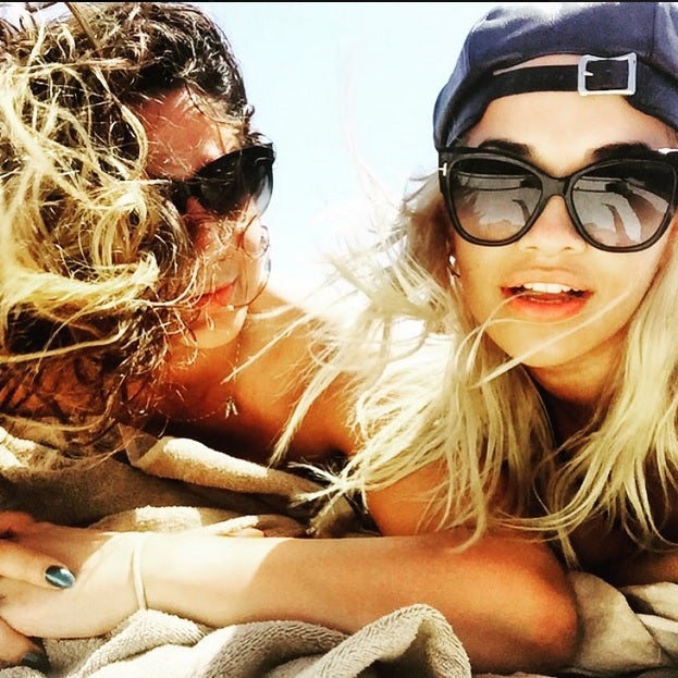 Rita Ora luce su esplendida figura en Ibiza
