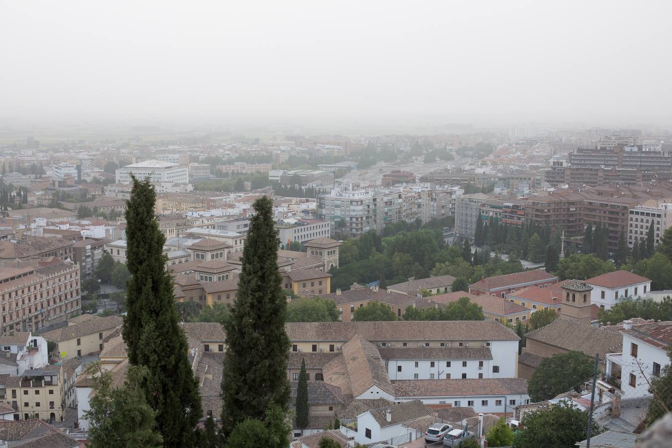 Vista de Granada con el polvo en suspensión