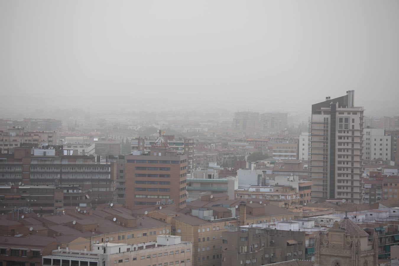 Vista de Granada con el polvo en suspensión