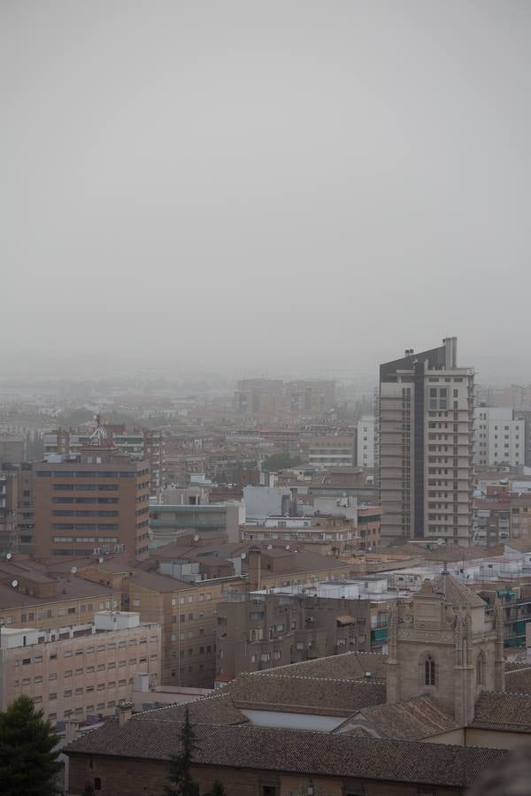 Vista de Granada con el polvo en suspensión