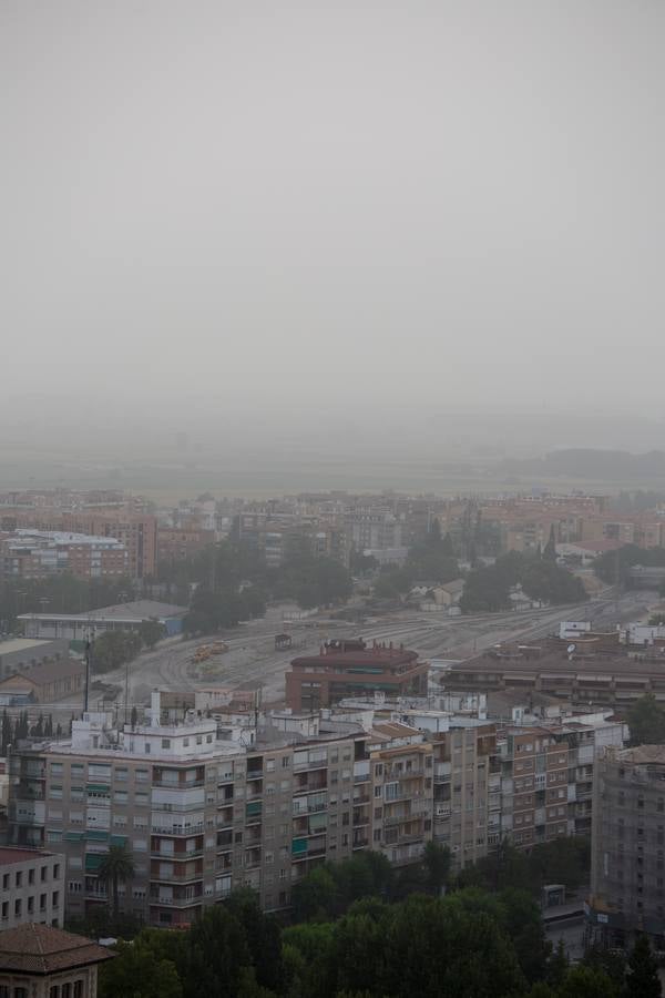 Vista de Granada con el polvo en suspensión