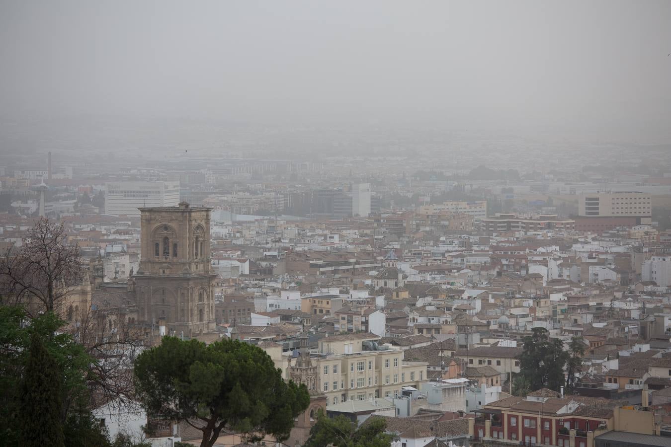 Vista de Granada con el polvo en suspensión