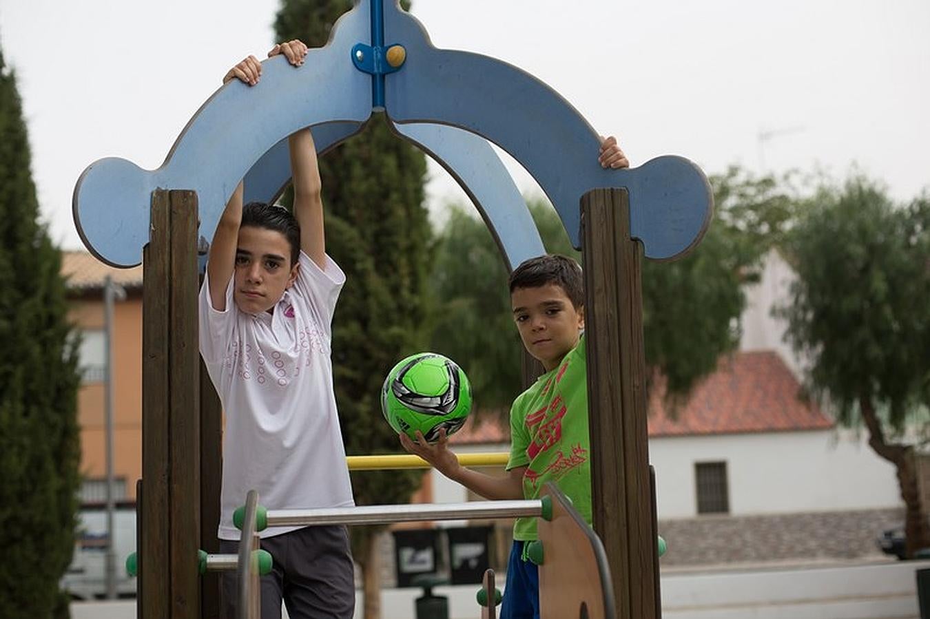 Miguel y David, en el parque.