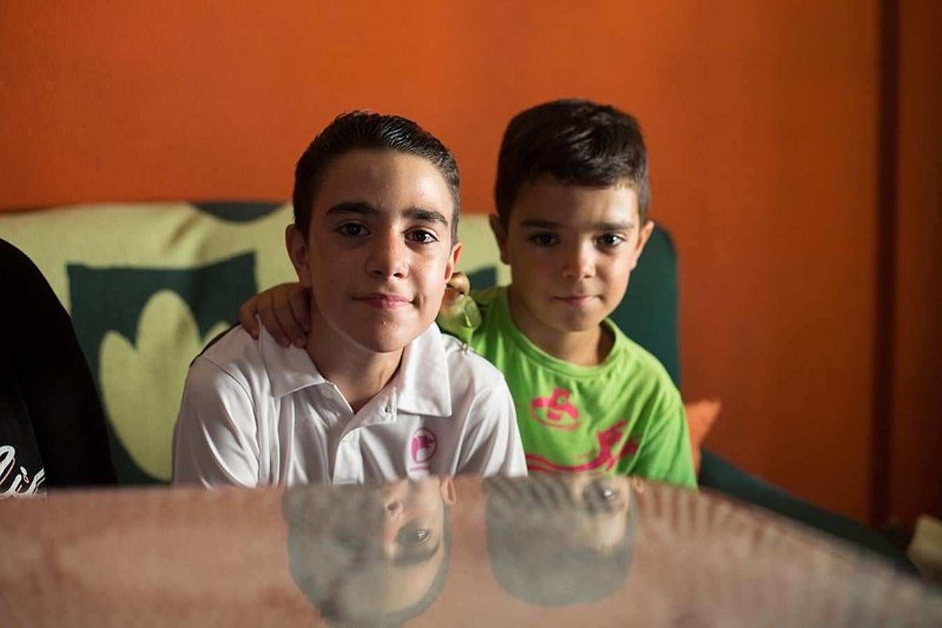 Miguel Ángel y David, con su agaporni.