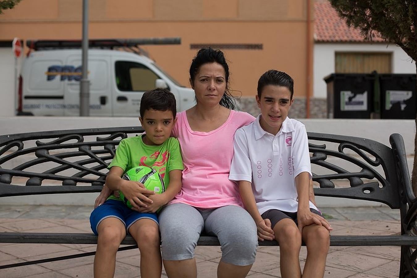 Angustias posa junto a sus hijos en un parque próximo a su casa de Churriana.