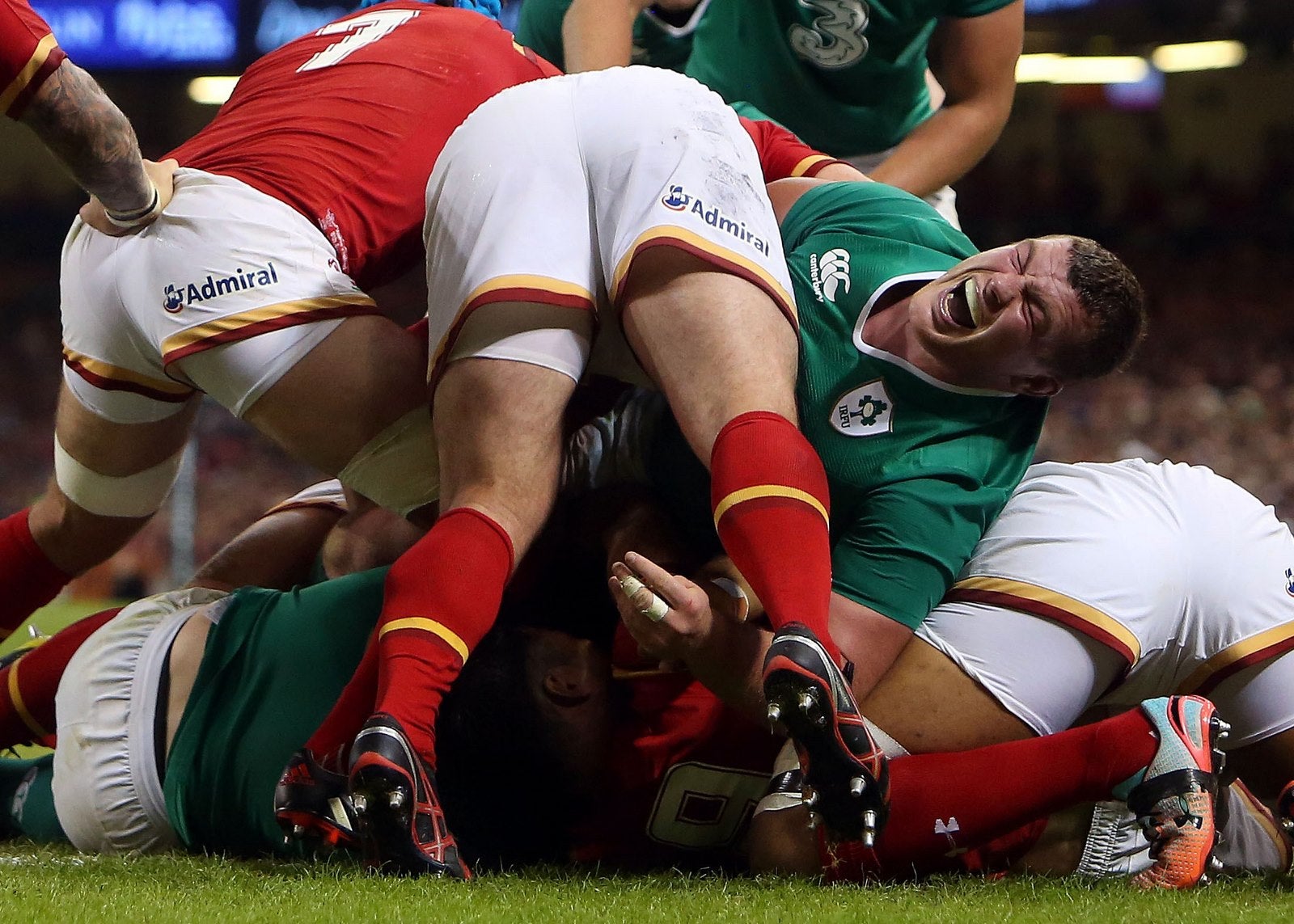 El irlandés Jack McGrath (R) grita después de ser atrapado bajo un montón de jugadores en un partido de la Copa del Mundo de Rugby 2015.