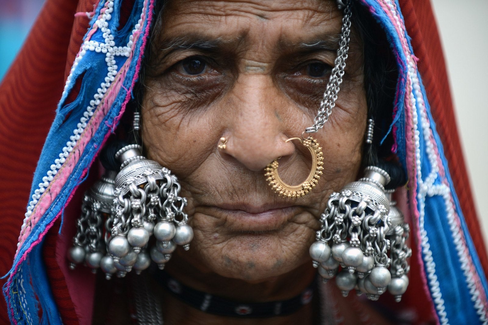 Una mujer tribal india Lambadi bailan en una actuación en Hyderabad, en la víspera del Día Internacional de los Pueblos Indígenas del Mundo.