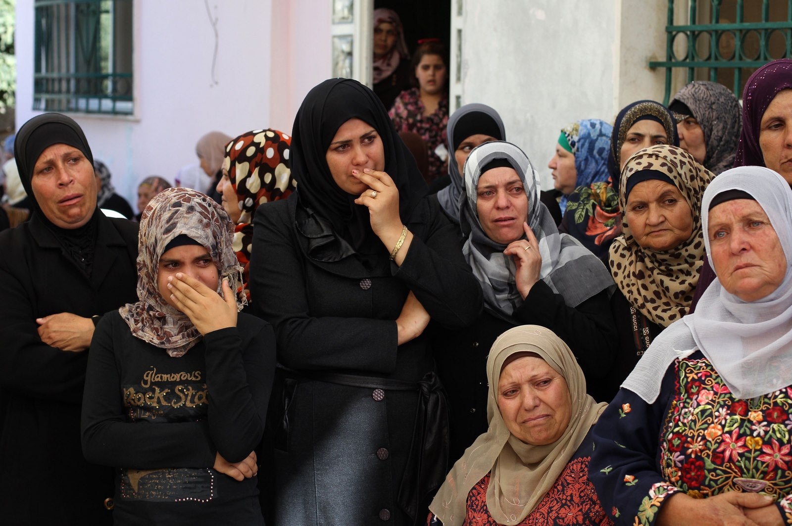 Mujeres palestinas lloran durante el funeral de Anas Ibrahim Taha, que fue asesinado por las fuerzas israelíes.