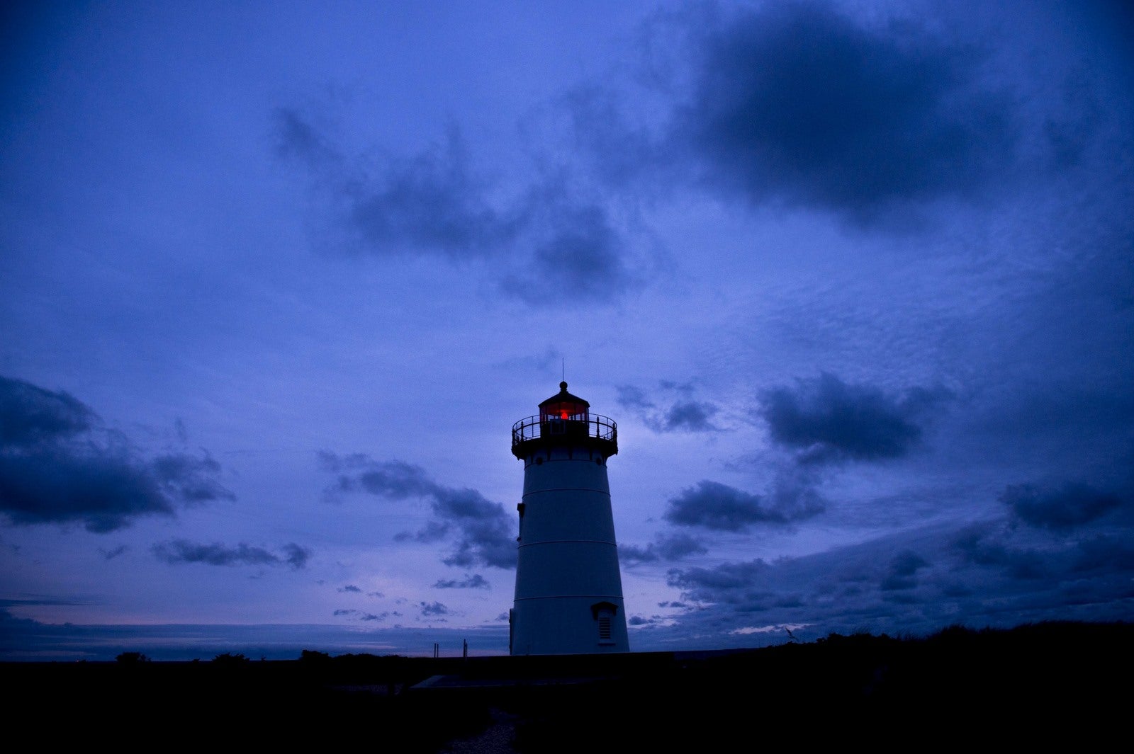 El faro de Edgartown es visto en la madrugada en el viñedo de Martha en Edgartown, Massachusetts.