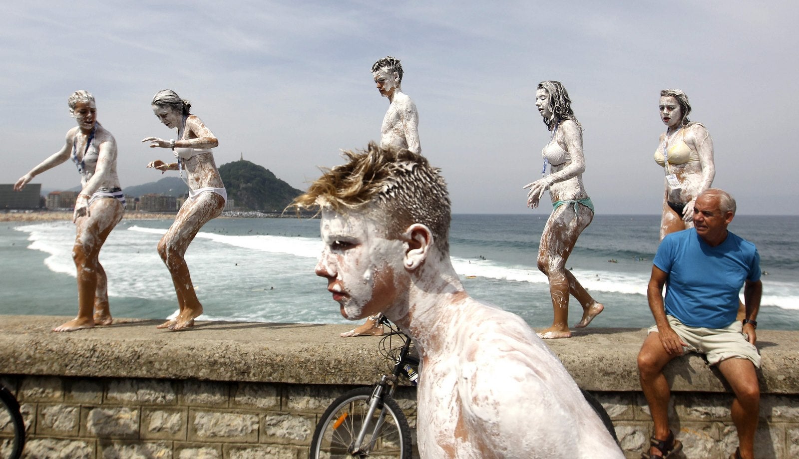 Unos Jóvenes participan en la guerra del merengue celebrada hoy en la explanada de Sagüés de San Sebastián, con Motivo de las fiestas de la Semana Grande Donostiarra.