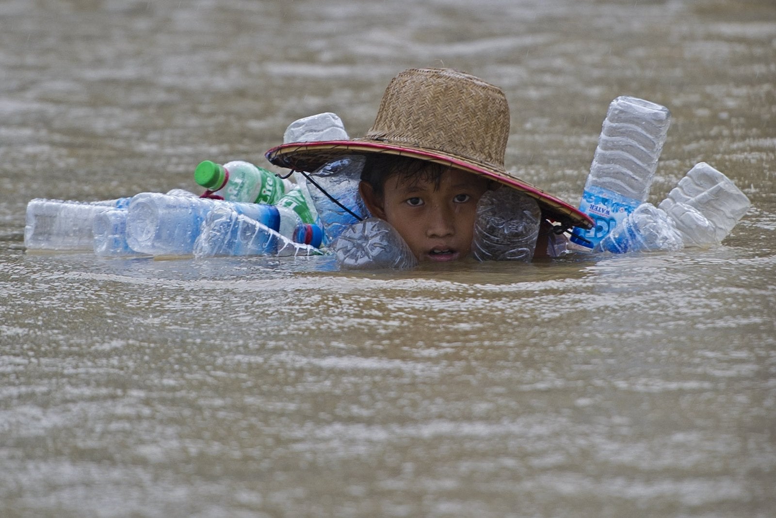 Un afectado por las inundaciones con el agua hasta el cuello.