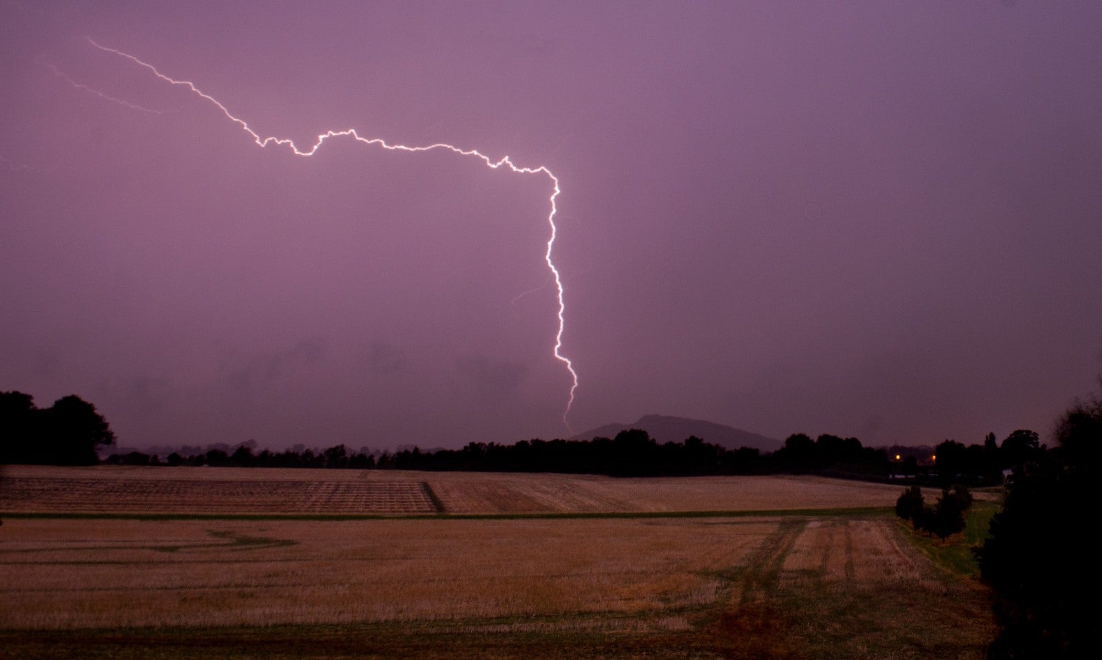 Rayo durante una tormenta eléctrica cerca de Sehnde, Alemania.