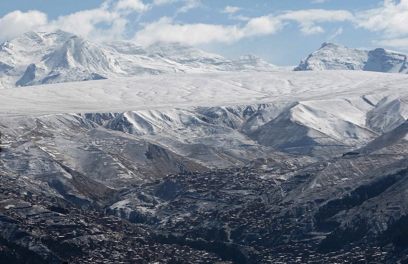 Imagen de los cerros nevados de la ciudad de El Alto y La Paz, las nevadas se registraron en la madrugada de hoy en la ciudad de La Paz, El Alto, Oruro y Potosí, lo que originó el cierre temporal de diferentes vías de conexión terrestre.