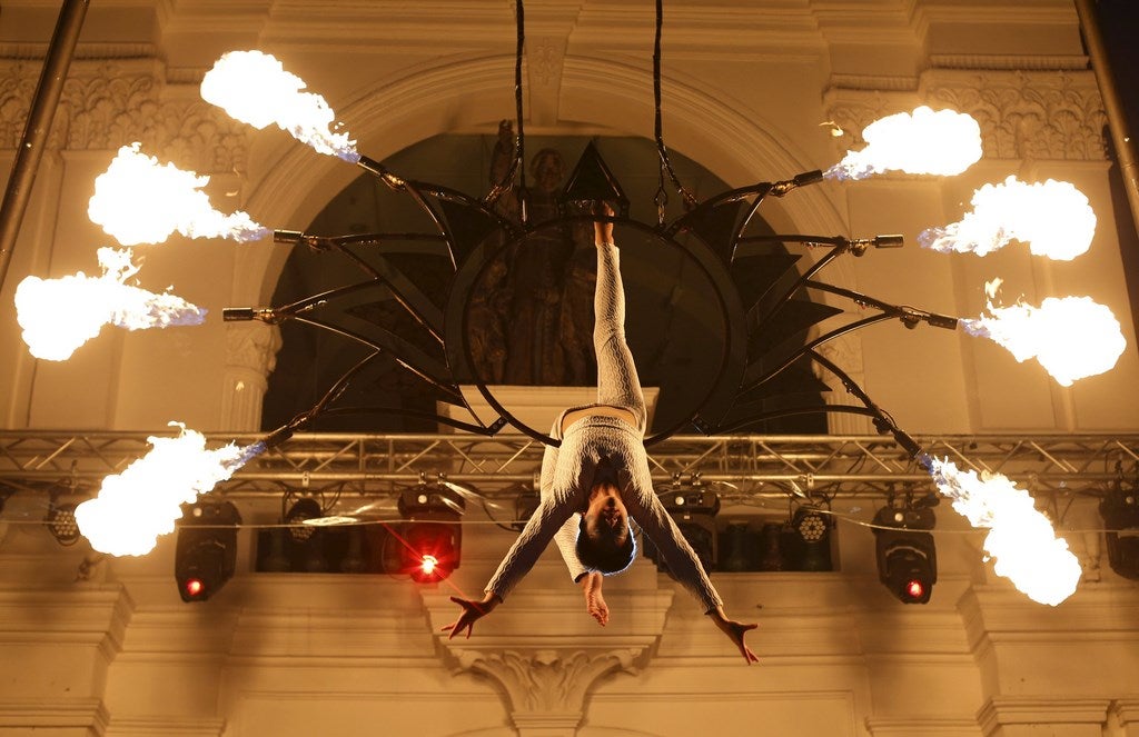 Un miembro del de Singapur Starlight Alquimia realiza una presentación a la prensa del Festival de la noche de Singapur