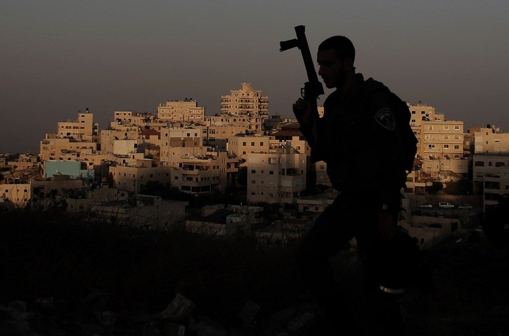Una patrulla de guardia de fronteras israelíes en el este barrio de Jerusalén árabe de Issawiya.
