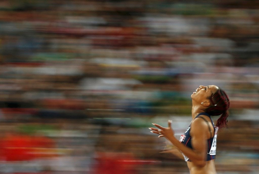 Jeanine Assani Issouf de Francia compite en la final de triple salto de mujereres durante los Campeonatos del Mundo de atletismo en el Estadio Nacional en Beijing, China.