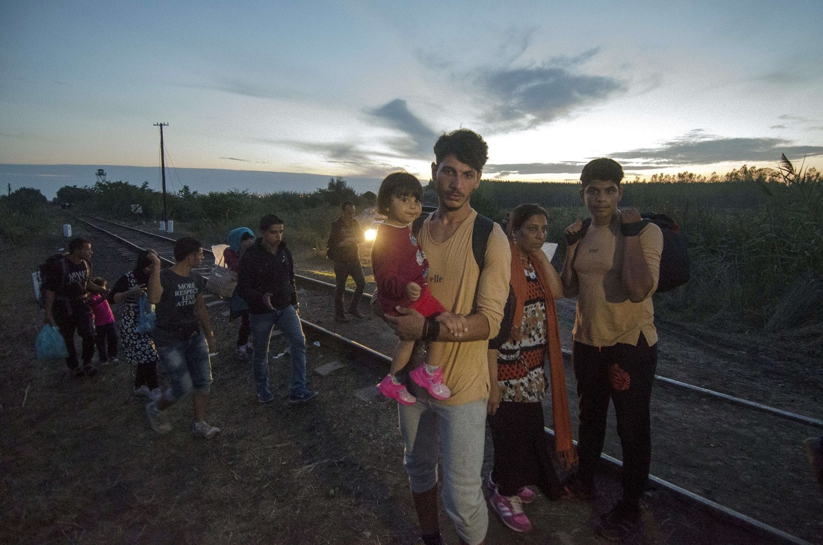 Familias de inmigrantes sirios entre los railes cerca de la frontera entre Hungría y Serbia .