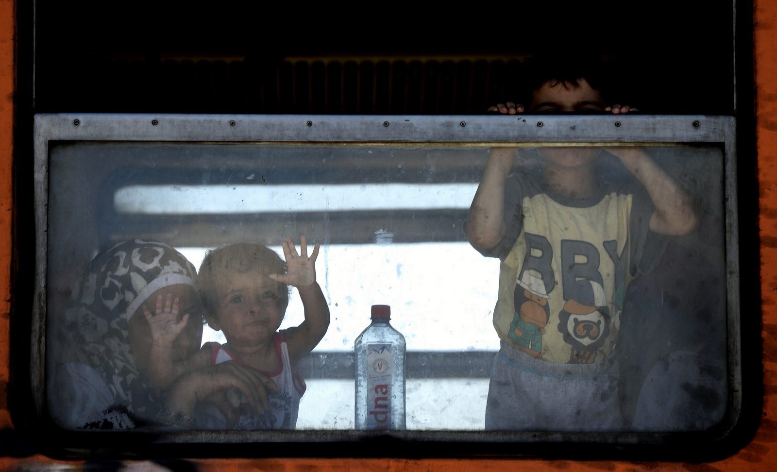 Inmigrantes permanecen en el interior de un tren en Gevgelija (Macedonia) , las autoridades húngaras interceptaron el lunes a 2.093 personas que entraron en el país de forma ilegal.