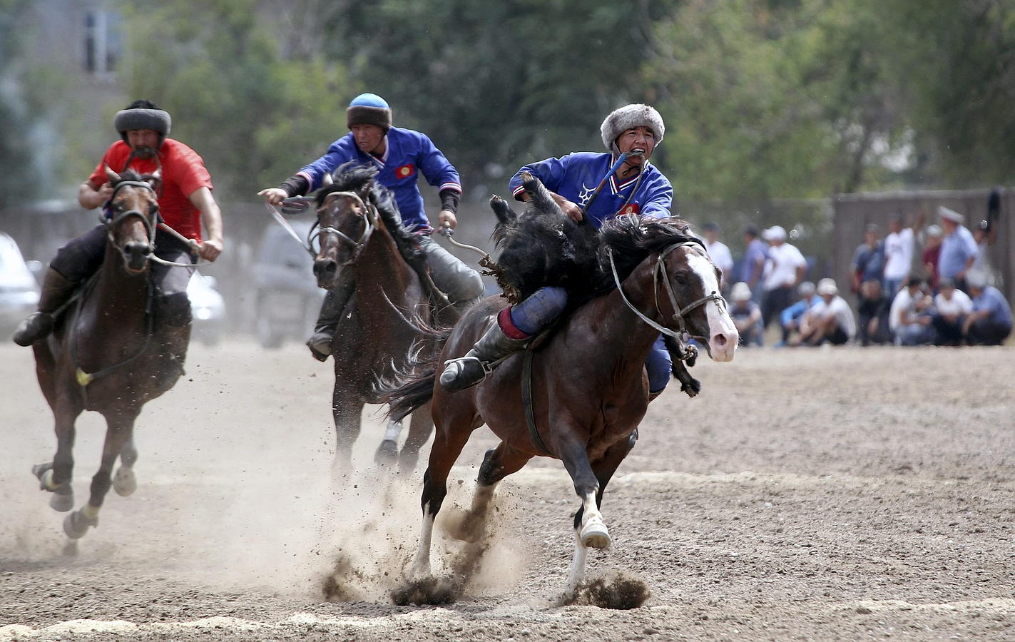 Jinetes kirguises que participan en el deporte de Asia central tradicional de Kok-Boru (arrastre de cabra), un concurso realizado en el marco de las celebraciones del Día de la Independencia en Bishkek, Kirguistán.