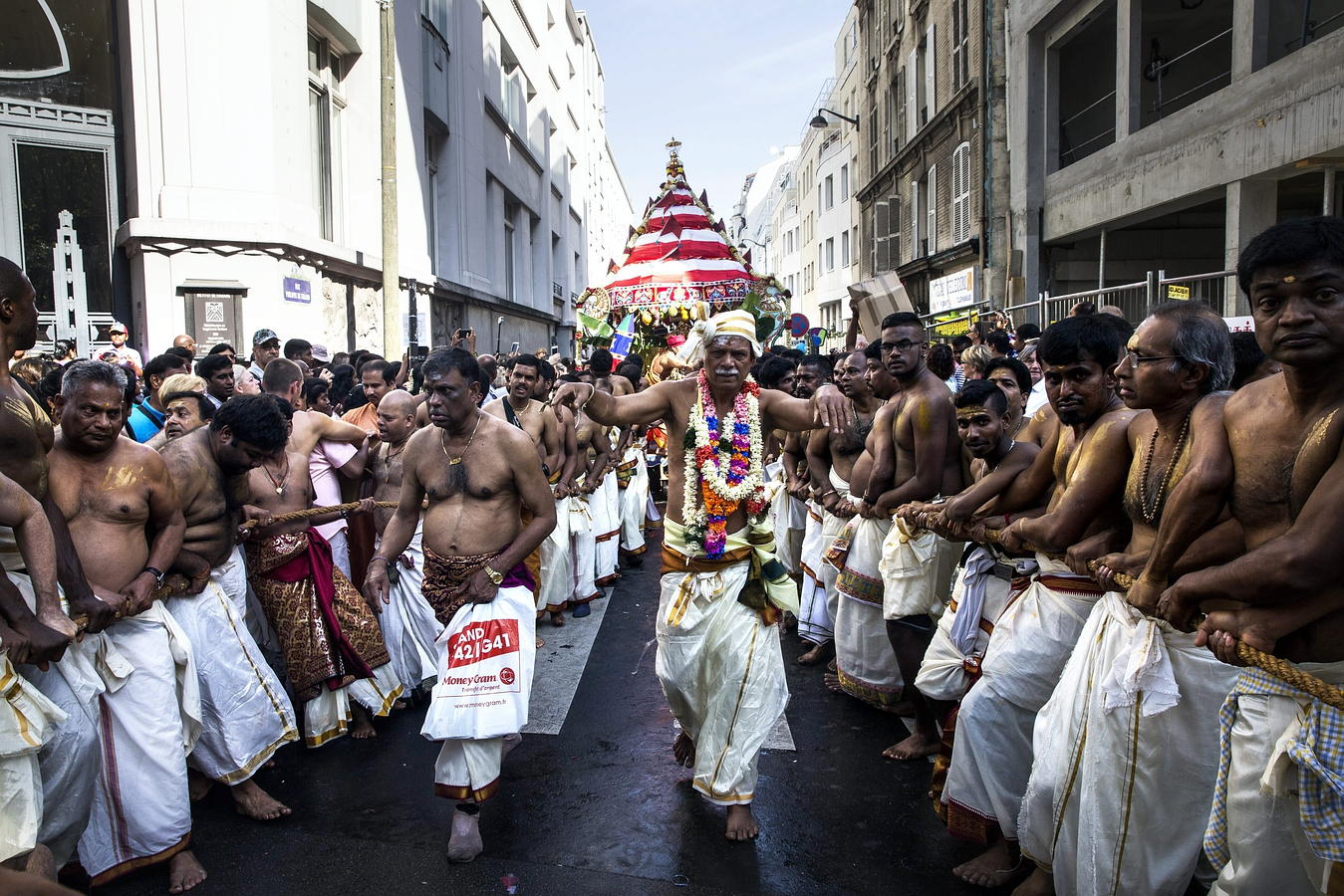 devotos hindúesque participan en una ceremonia en honor a dios hindú Ganesha en París, Francia. El dios con cabeza de elefante Ganesha es adorado como el supremo dios de la sabiduría, la prosperidad y la buena fortuna.